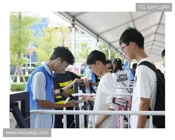 志愿者的 “哇” 声里，藏着赛场最燃的精彩